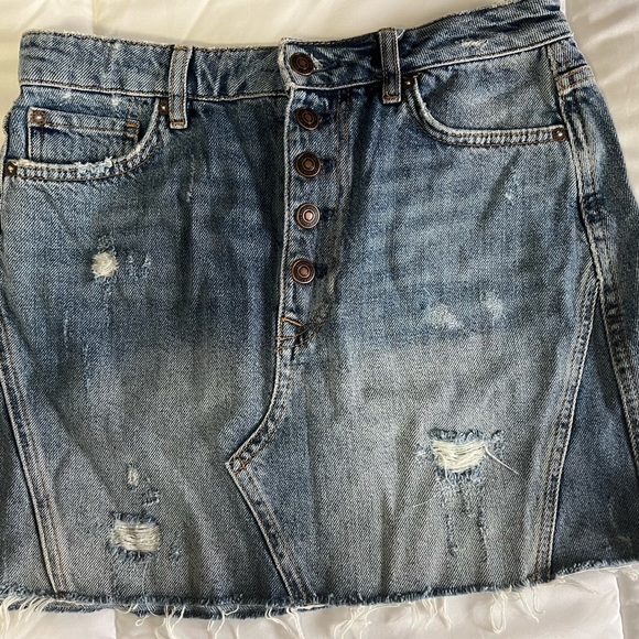 We the Free Fly Distressed Frayed Hem Mini Skirt Denim Skirt Acid Washed - Picture 1 of 4